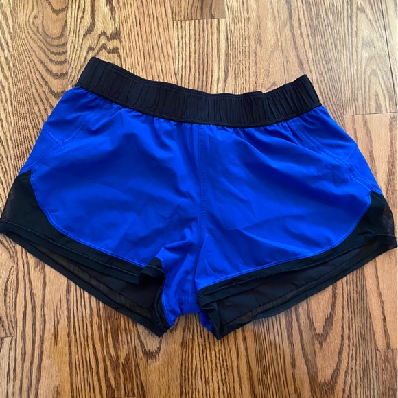 Lululemon reversible short from black to blue in size 8 - Picture 4 of 4